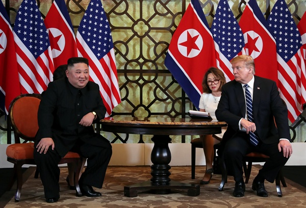 김정은 북한 국무위원장과 도널드 트럼프 미국 대통령 28일 오전(현지시간) 베트남 하노이 메트로폴 호텔에서 단독정상회담을 하고 있다.