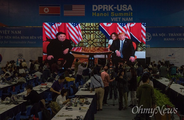 북미정상회담이 열린 28일 오전 베트남 하노이에 마련된 국제미디어센터에서 김정은-트럼프의 정상회담이 중계되고 있다. 