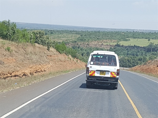 나이로비에서 마사이마라국립공원으로 가기 위해서는 마타투(matatu, 사파리차량)로 불리는 미니밴을 타고 나이바샤 나쿠루방향으로 가게 되는데. 여기까지는 간혹 길이 패이기는 했지만 포장도로이다.