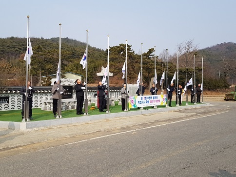  12명의 애국지사를 상징하는 12개의 태극기가 게양되고 있다. 