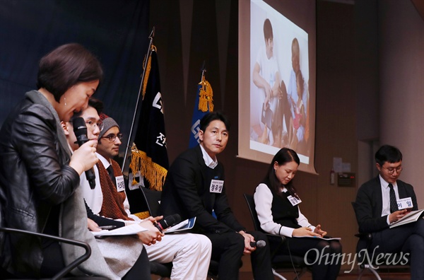 유엔난민기구 친선대사인 배우 정우성 씨가 28일 서울 여의도 국회도서관 강당에서 열린 더불어민주당 전국청년위원회 전국대학생위원회 공동주최 청년정책 토크콘서트 '우리 곁의 난민'에 참석해 난민이 말하는 난민 문제에 관한 발제를 듣고 있다. 2019.2.28