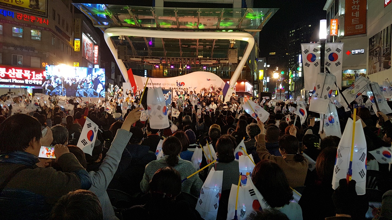 대구백화점 앞 민주광장에서 만세운동을 펼치는 것을 재현하고 있는 모습.