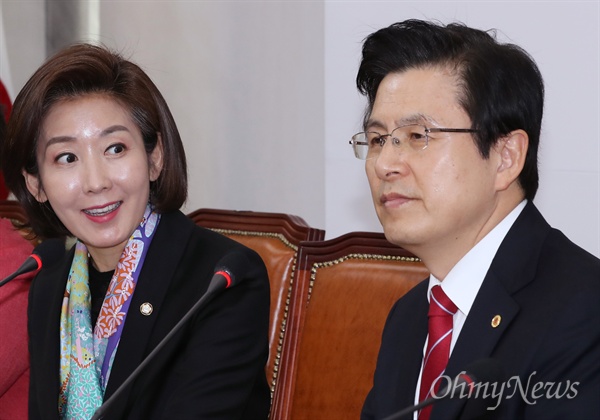 황교안 대표 체제 첫 날 나경원은...  자유한국당 황교안 신임 대표가 28일 오전 국회에서 주재한 첫 최고위원회의에서 나경원 원내대표가 인사말을 건네고 있다. 