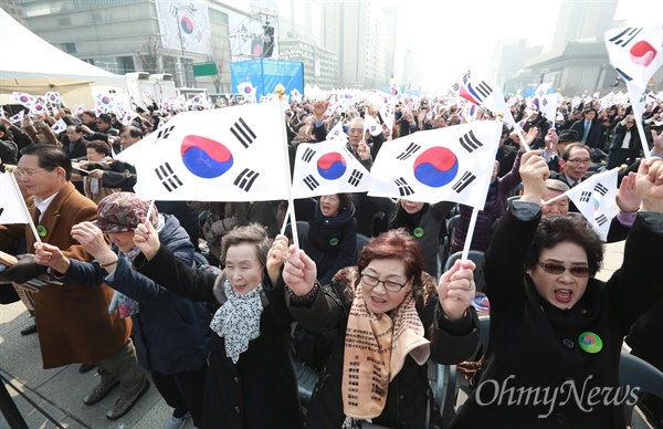 1일 오전 서울 광화문광장에서 열린 3.1절 100주년 기념식에 참석한 시민들이 태극기를 들고 만세를 외치고 있다.