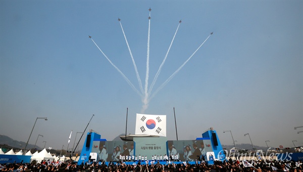 공군특수비행팀 '블랙이글스'가 1일 오전 서울 광화문광장에서 열린 3.1절 100주년 기념식에서 축하비행을 하고 있다.
