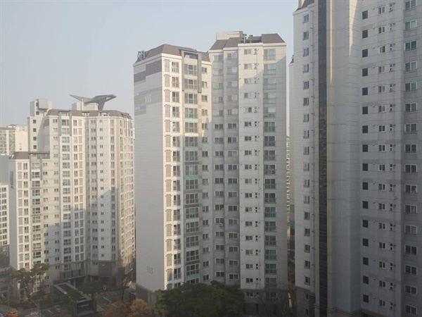 서울 성동구의 한 아파트 단지 풍경. 100주년 3.1절을 맞은 1일, 태극기가 게양된 집은 1동에 한 곳이 채 안 된다.   