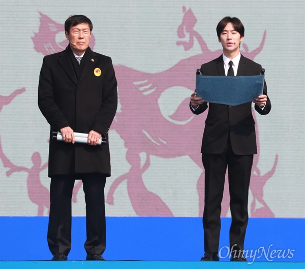 차범근 감독과 배우 이제훈씨가 1일 오전 서울 광화문광장에서 열린 3.1절 100주년 기념식에서 독립선언서을 낭독했다.