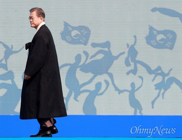 문재인 대통령이 1일 오전 서울 광화문광장에서 열린 3.1절 100주년 기념식에 참석하고 있다.