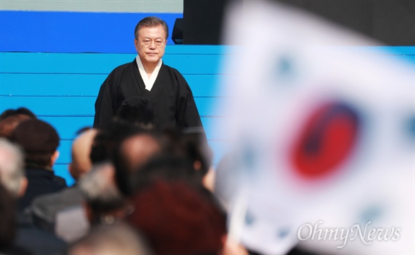 문재인 대통령이 지난 3월 1일 오전 서울 광화문광장에서 열린 3.1절 100주년 기념식에서 기념사를 마친 뒤 연단에서 내려오고 있다.