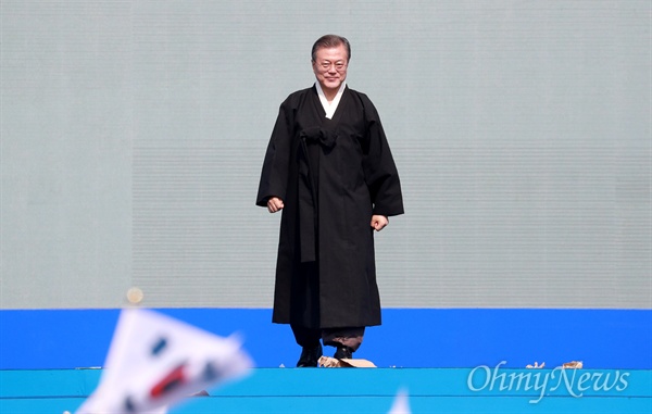 문재인 대통령이 1일 오전 서울 광화문광장에서 열린 '제100주년 3.1절 기념식'을 마치며 연단에서 내려오고 있다.
