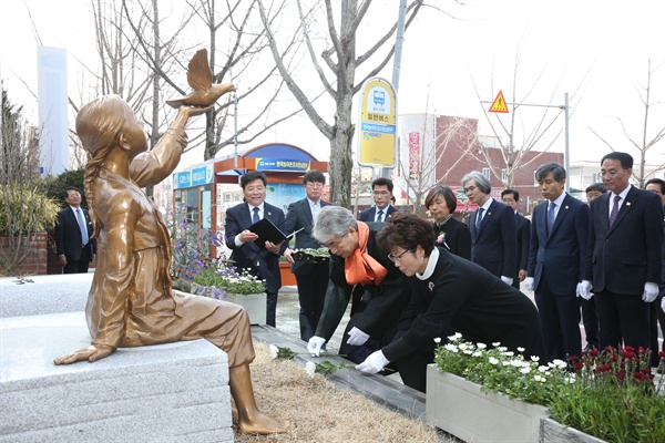 박종훈 경남도교육감 부부가 1일 제2청사 앞에 있는 일본군위안부 할머니를 기리는 조형물인 '기억과 소망' 앞에 헌화하고 있다.