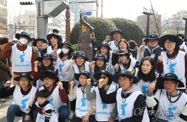 ‘강제징용노동자상과 함께하는 3·1운동 100주년 부산시민대회’가 시민 500여 명이 참석한 가운데 1일 오후 동구 정발장군 동상 앞에서 열렸다. 적폐청산사회대개혁 부산운동본부, 소녀상을 지키는 부산시민공동행동 등이 마련한 이날 대회에서 주최 측은 일제 강제징용노동자상을 일본영사관 앞에 설치하려 했지만 경찰에 가로막혀 무산됐다.