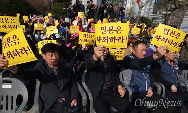 ‘강제징용노동자상과 함께하는 3·1운동 100주년 부산시민대회’가 시민 500여 명이 참석한 가운데 1일 오후 동구 정발장군 동상 앞에서 열렸다. 적폐청산사회대개혁 부산운동본부, 소녀상을 지키는 부산시민공동행동 등이 마련한 이날 대회에서 주최 측은 일제 강제징용노동자상을 일본영사관 앞에 설치하려 했지만 경찰에 가로막혀 무산됐다.