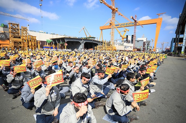 전국금속노동조합 경남지부 대우조선지회는 '매각 반대 집회'를 벌이는 등 투쟁을 이어가고 있다.