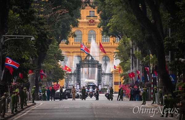 1일 오후 베트남 하노이 주석궁에서 북미정상회담을 마친 김정은 북한 국무위원장이 응웬 푸 쫑 주석과 회담을 하기 위해 환영을 받으며 궁으로 들어가고 있다. 