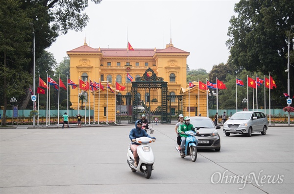 1일 오후 베트남 하노이 주석궁에 김정은 북한 국무위원장과 응웬 푸 쫑 주석과 회담을 앞두고 두 국가의 깃발이 바람에 날리고 있다.
