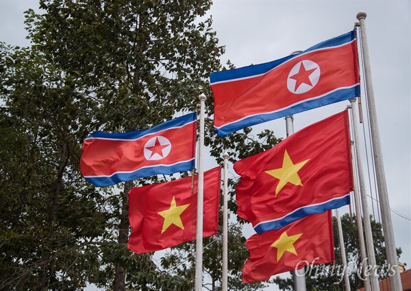 1일 오후 베트남 하노이 주석궁에 김정은 북한 국무위원장과 응웬 푸 쫑 주석과 회담을 앞두고 두 국가의 깃발이 바람에 날리고 있다. 