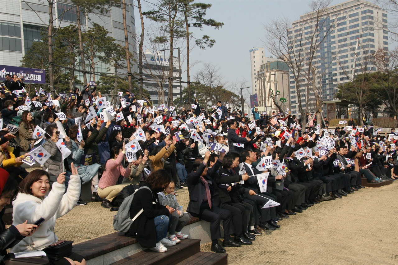 참석시민들 약 2000명의 시민들이 함께 했습니다.