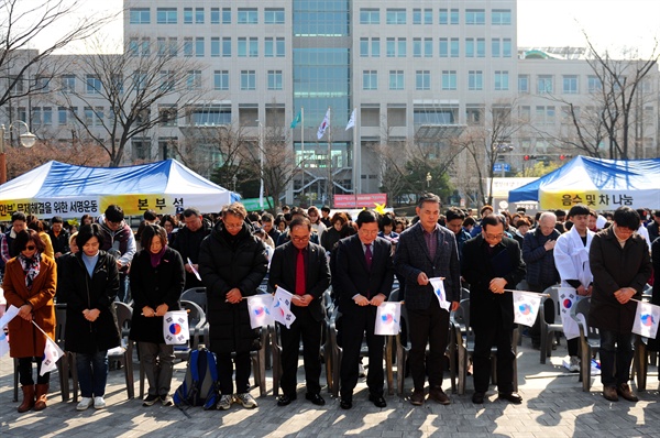 평화행동에 참석한 이들이 나라의 자주독립을 위해 싸우다 산화한 민중들과 일본 정부의 진심 어린 사죄를 받지 못하고 한 서린 생을 마감한 피해자들을 생각하며 묵념을 하고 있다.