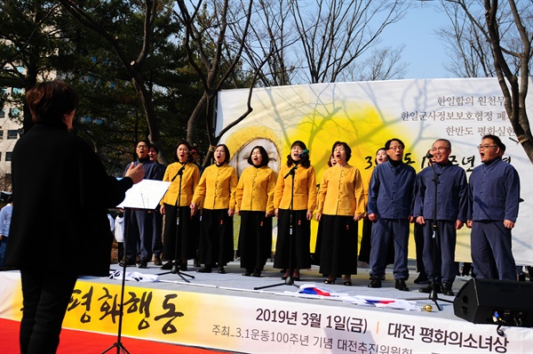 평화합창단은 ‘통일노래 메들리’와 ‘우리의소원은 통일’을 불렀다.