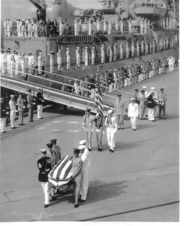 미군이 한국전쟁 전사자 유해를 본국으로 송환하고 있다(1958. 5. 28.).