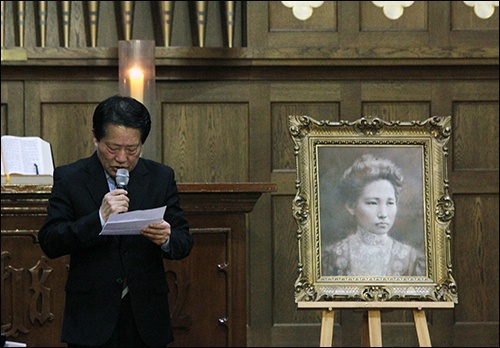 할머니 김란사 지사의 초상화 앞에서 인사말을 하는 김란사기념사업회 김용택 회장