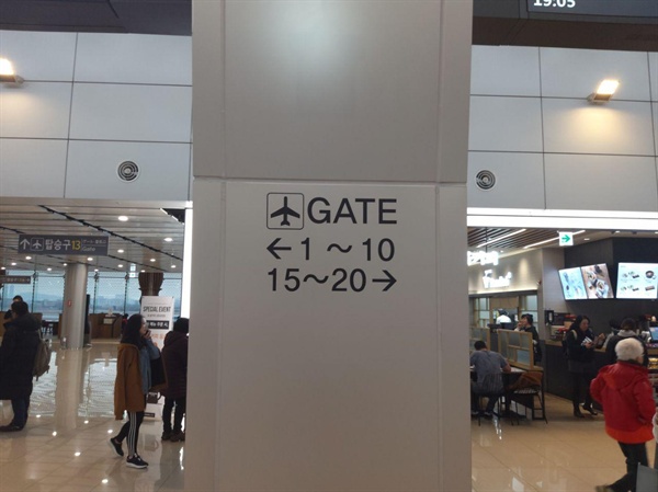 김포공항 국내선 여객청사에 외국어로 탑승구와 출입구는 안내하고 있는 한국공항공사