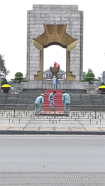 베트남 하노이 바딘광장에 있는 국가열사기념비. 