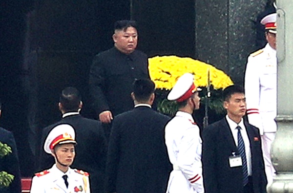김정은 북한 국무위원장이 2일 오전 베트남 하노이 호치민묘를 참배하고 묘역을 나서고 있다. 