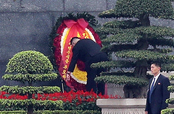 김정은 북한 국무위원장이 2일 오전 베트남 하노이 호치민묘를 참배하며 헌화하고 있다.