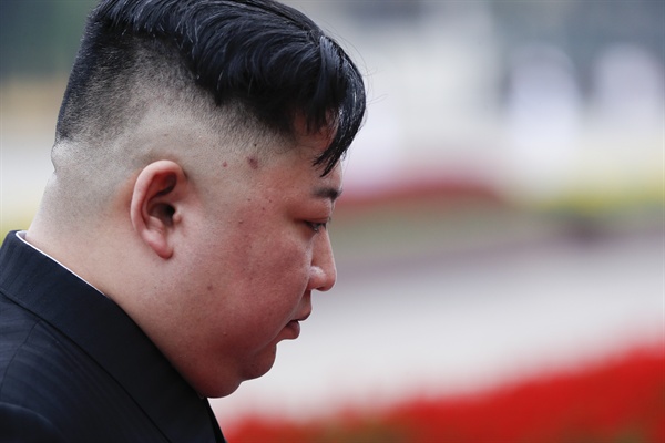 북한 김정은 국무위원장이 2일 베트남 하노이 호찌민묘를 참배하고 있다. 