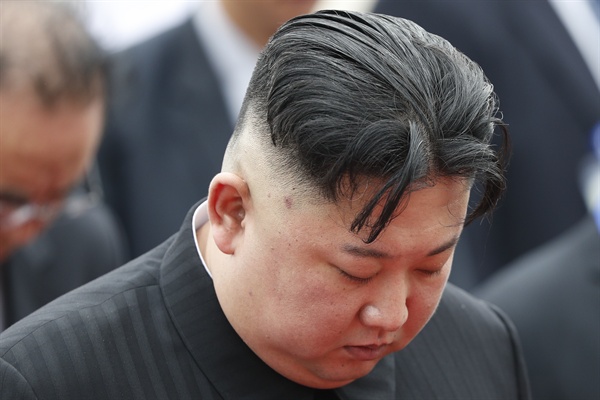 북한 김정은 국무위원장이 2일 베트남 하노이 호찌민묘를 참배하고 있다. 