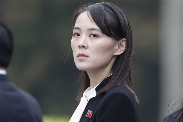 지난 2019년 3월 2일 북한 김정은 국무위원장의 여동생 김여정 노동당 제1부부장이 베트남 하노이 호찌민묘에서 김 위원장을 수행하고 있다.