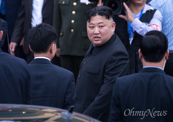 베트남 공식일정을 마친 김정은 북한 국무위원장이 2일 베트남 국경 동당역에서 전용열차에 오르기 위해 차량에서 내리고 있다. 