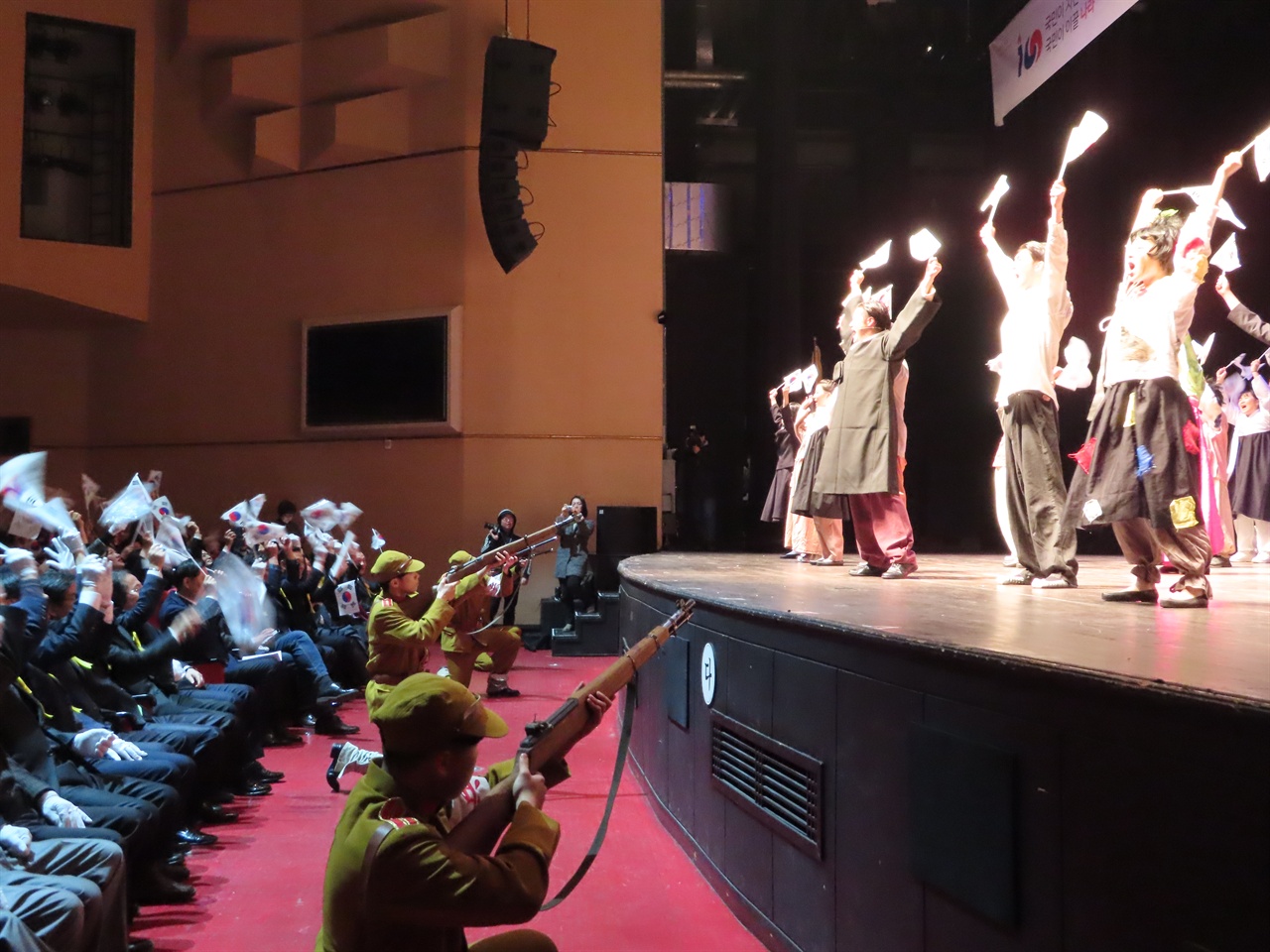 순천문화예술회관에서 배우들이 낙안의 만세시위 등에서 소재로 한 <만세삼창> 연극을 공연하고 있다