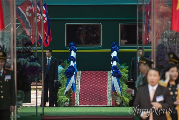 김정은 북한 국무위원장 열차의 전용칸 높이에 맞춰 설치된 발판이 화려하게 장식되어 있다.