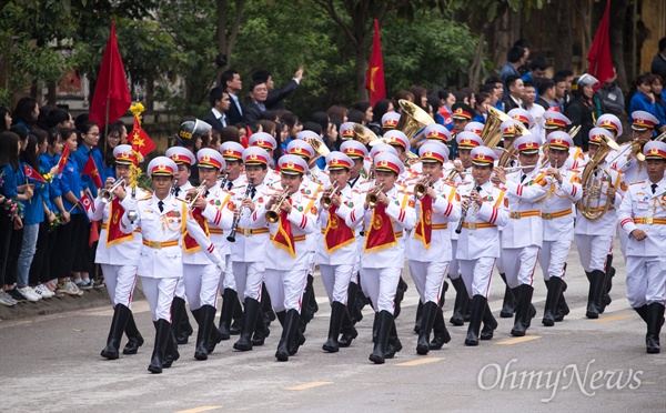 동당역에서 베트남 공식일정을 마친 김정은 북한 국무위원장이 전용열차로 떠나기 앞서 베트남의 의장대와 군악대가 역으로 들어오고 있다.