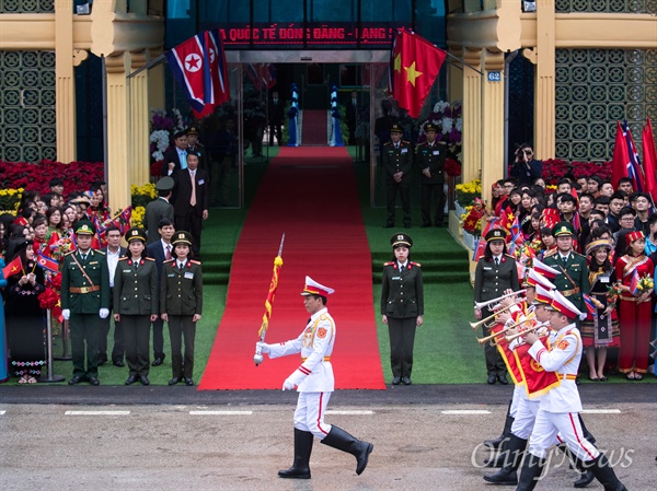 동당역에서 베트남 공식일정을 마친 김정은 북한 국무위원장이 전용열차로 떠나기 앞서 베트남의 의장대와 군악대가 역으로 들어오고 있다. 