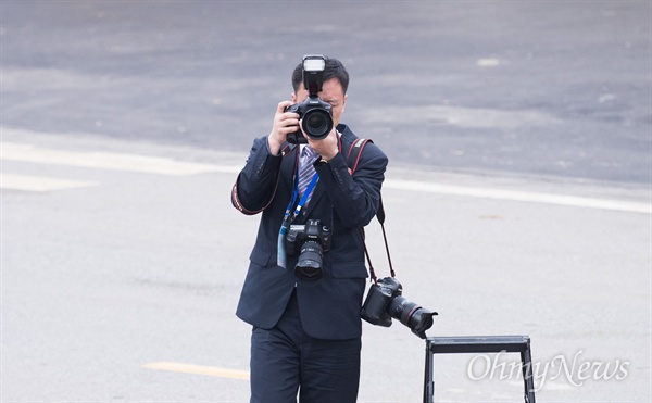 2일 베트남 국경 동당역에서 베트남 공식일정을 마친 김정은 북한 국무위원장이 전용열차로 떠나기 앞서 북한 사진기자가 미리 도착해 현장을 취재하고 있다. 