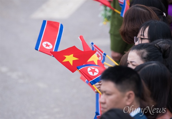 동당역에서 베트남 공식일정을 마친 김정은 북한 국무위원장이 전용열차로 떠나기 앞서 주민들이 베트남과 북한 국기를 함께 흔들고 있다. 