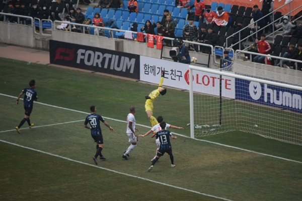  67분, 제주 유나이티드의 후반전 교체 선수 마그노의 재치있는 발뒤꿈치 슛을 인천 유나이티드 골키퍼 정산이 기막히게 쳐내고 있다.
