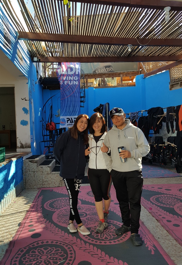  Octopus World Dahab Dive Center 안뜰에서 줄리아와 조나단과 사진을 찍었다. 내가 다합을 떠나기 전날이다. 오픈워터 교육 받을 때는 저렇게 웃을 수 있는 여유조차 없었다. 