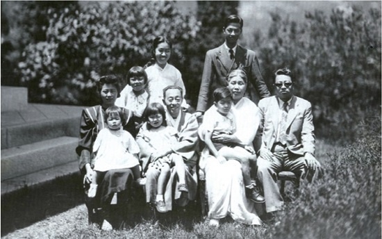우사 김규식(앞줄 왼쪽 두 번째) 박사가 손녀 김수옥 회장을 안고 찍은 가족 사진.