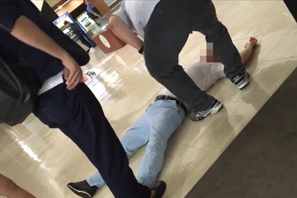 2016년 8월 건국대 서울캠퍼스 학위수여식 행사장에서 찍힌 영상. 두 남성이 실랑이를 벌이는 와중에 한 남성이 쓰러져 있다. 쓰러진 남성인 교직원은 "팔을 잡아 넘어뜨렸다"라고, 팔을 잡은 남성은 "갑자기 혼자 넘어졌다"라고 주장했다. 1심 법원은 "자해하듯 갑자기 바닥에 드러누웠다"라고 판단했다.