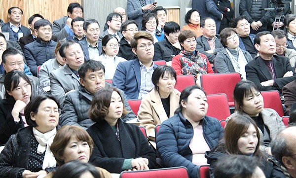 ‘지속가능한 물자치권 확보방안’ 의정토론회에 참석한 주민들이 진지한 표정으로 경청하고 있다.