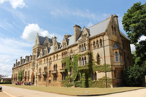 영국의 옥스퍼드, 케임브리지와 미국의 하버드 등 선진국 명문대학은 대부분 수도가 아닌 지방의 작은 도시에 있다. 사진은 옥스퍼드 대학교