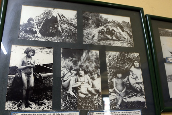 맨 먼저 우수아이아에 건너온 유럽인들이 원주민들의 생활상을 찍은 사진자료들