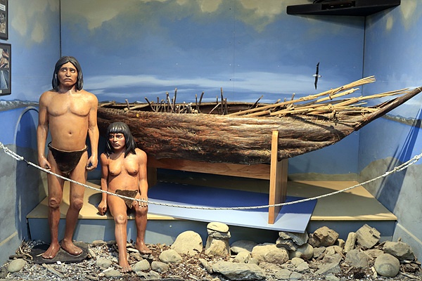 박물관에는 원주민인 야마나족들의 모습과 타고 다니던 카누 모형을 전시해놨다.   