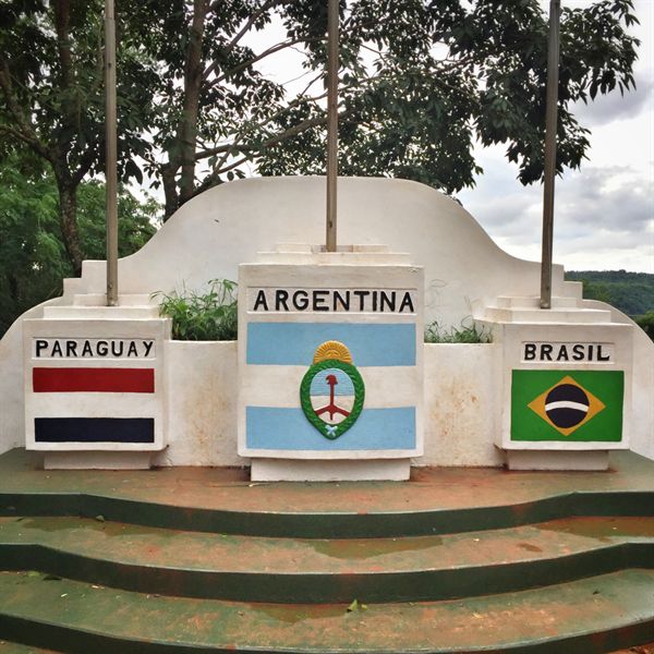 아르헨티나 측 전망대라 이르헨티나 국기가 중심에 있고 이웃 나라의 국기 보다 크다. 강렬한 국가주의가 느껴진다.