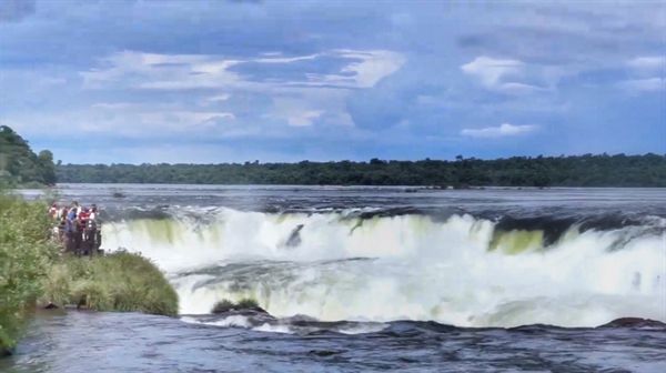아르헨티나 이과수의 하이라이트 '악마의 목구멍'. 사진 왼편이 전망대다. 폭포 바로 윗부분까지 보행로가 이어진다. 물보라가 심해 온몸이 젖는다.
